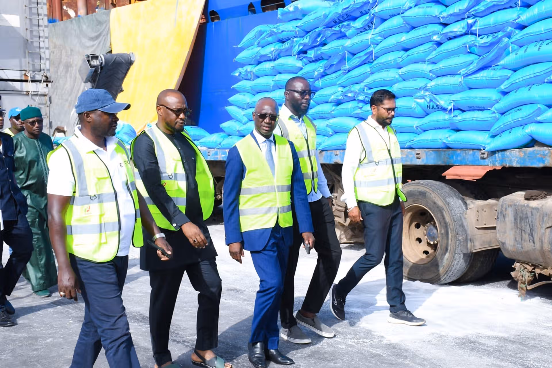 Équipe du Groupe Mbamba Tall inspectant des sacs d’engrais lors d’une opération de distribution agricole